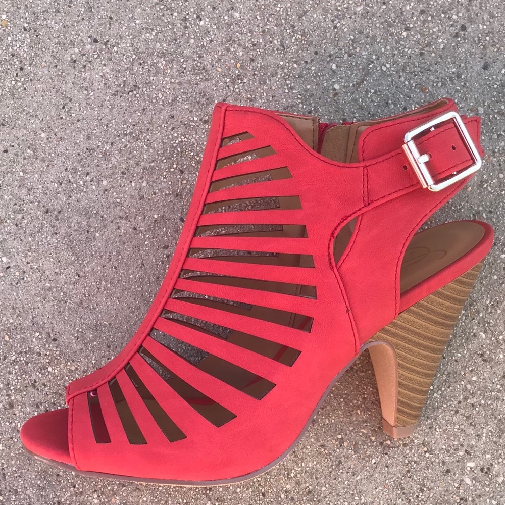 🎉 HP 🎉 Strappy red peep toe w/ futuristic HEEL